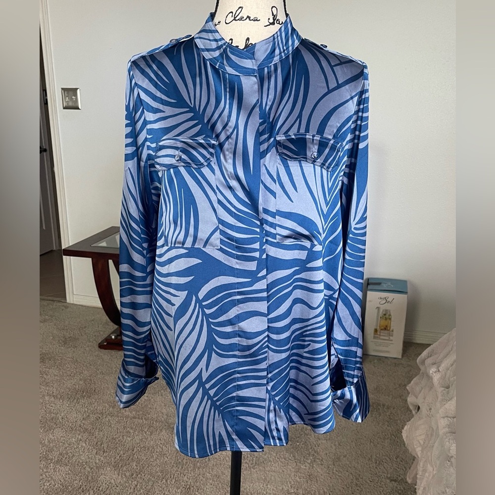 WHBM - Gray & Blue Printed Long-Sleeve Blouse absolutely gorgeous size M - Picture 4 of 9